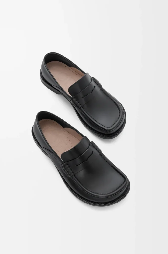 Campo flap back loafer in waxy calfskin Black