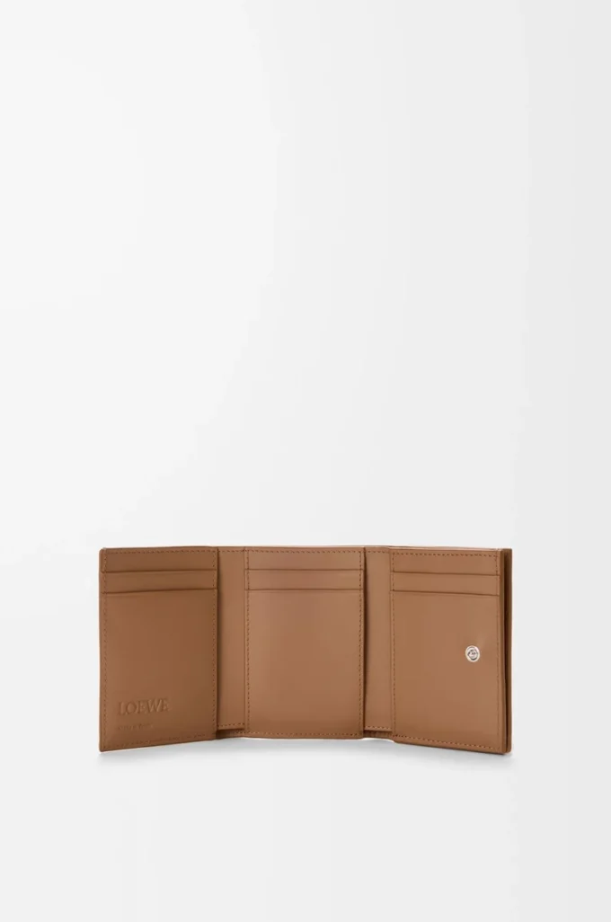Cats trifold wallet in classic calfskin Mocha Cats trifold wallet in classic calfskin Mocha