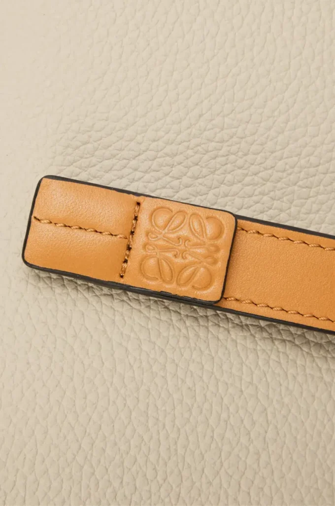 Compact zip wallet in soft grained calfskin Light Oat/Honey Compact zip wallet in soft grained calfskin Light Oat/Honey