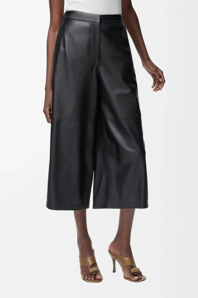 Cropped trousers in nappa lambskin Black Cropped trousers in nappa lambskin Black