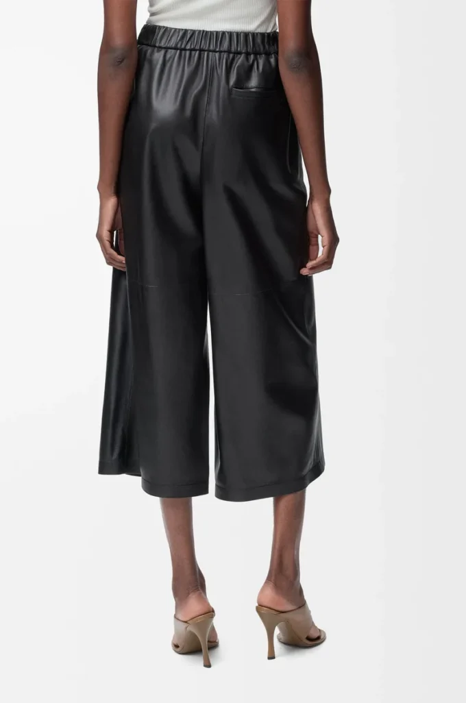 Cropped trousers in nappa lambskin Black Cropped trousers in nappa lambskin Black