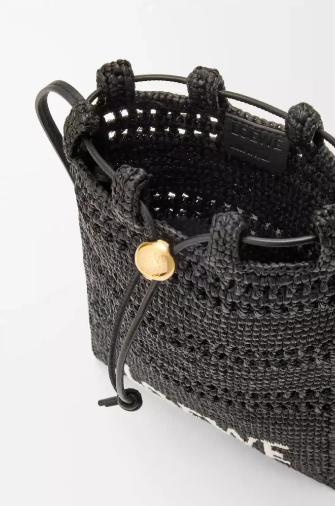 Drawstring pocket in raffia Black