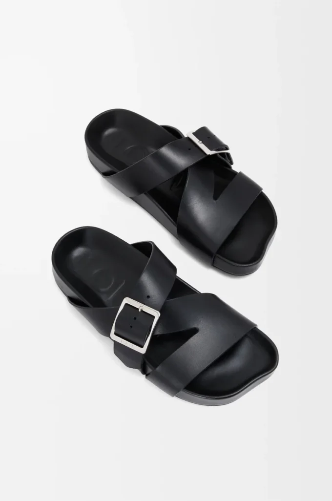 Ease Buckle slide in vegetable-tanned calfskin Black