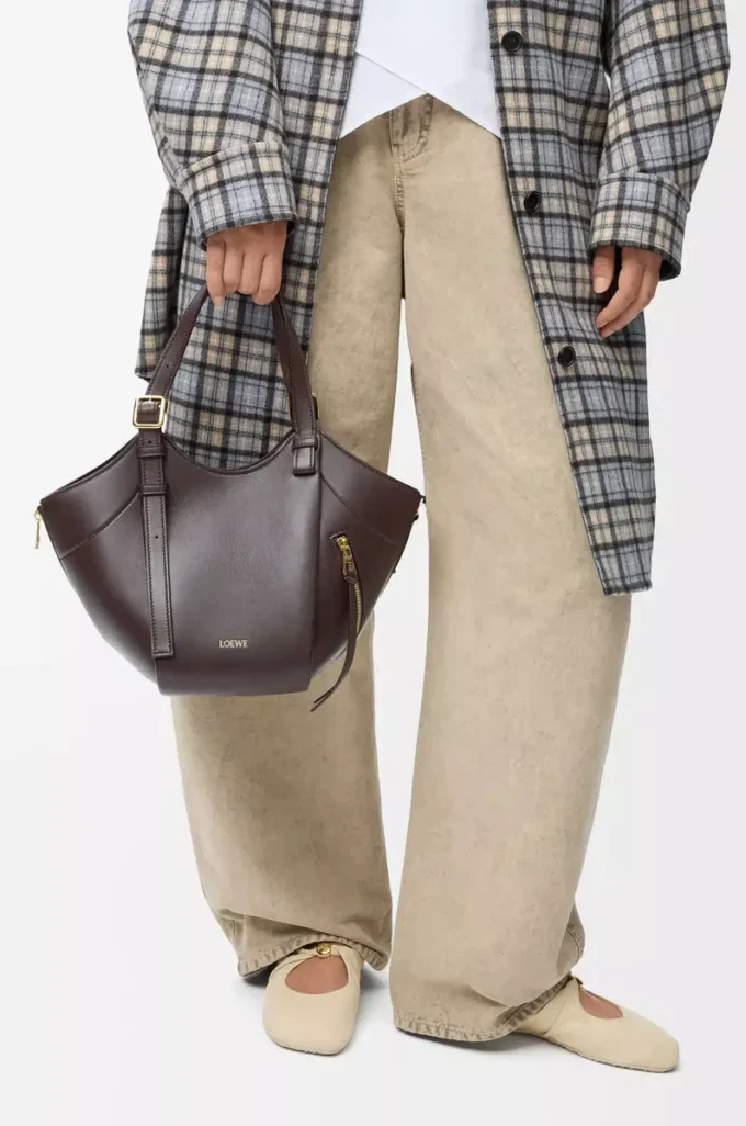 Hammock Flip bag in classic calfskin Dark Chestnut Hammock Flip bag in classic calfskin Dark Chestnut