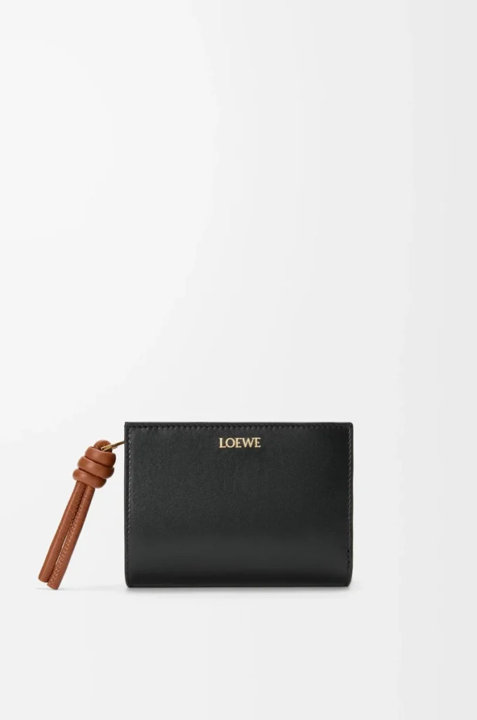 Knot compact wallet in shiny nappa calfskin Black/Squirrel