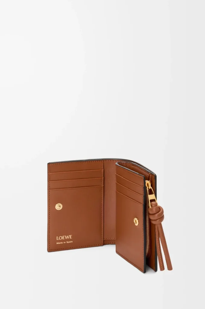 Knot compact wallet in shiny nappa calfskin Black/Squirrel