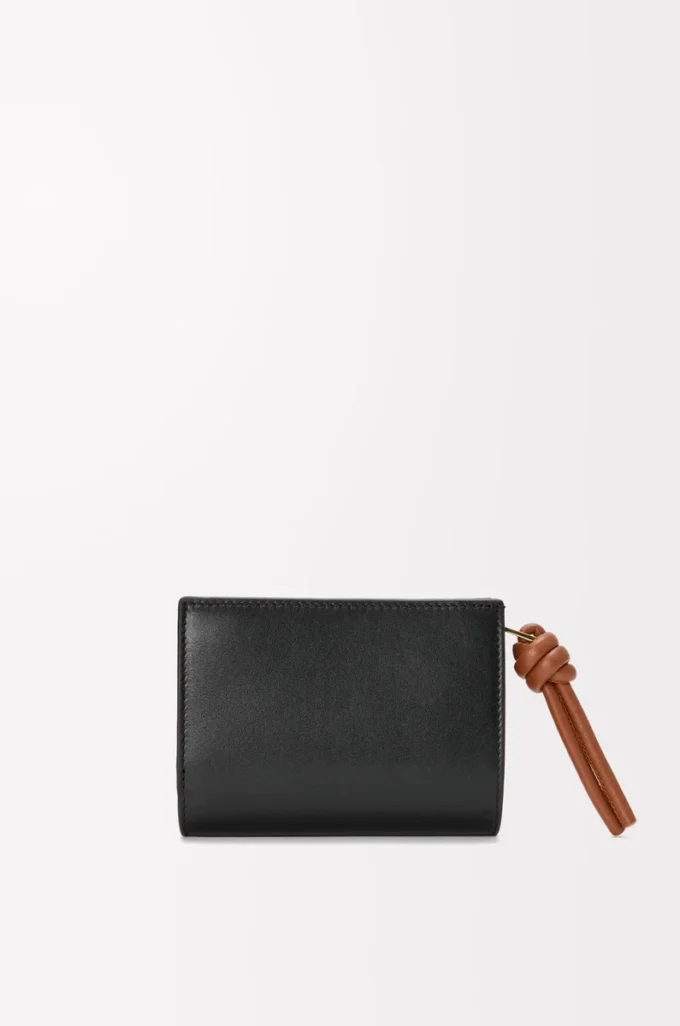 Knot compact wallet in shiny nappa calfskin Black/Squirrel