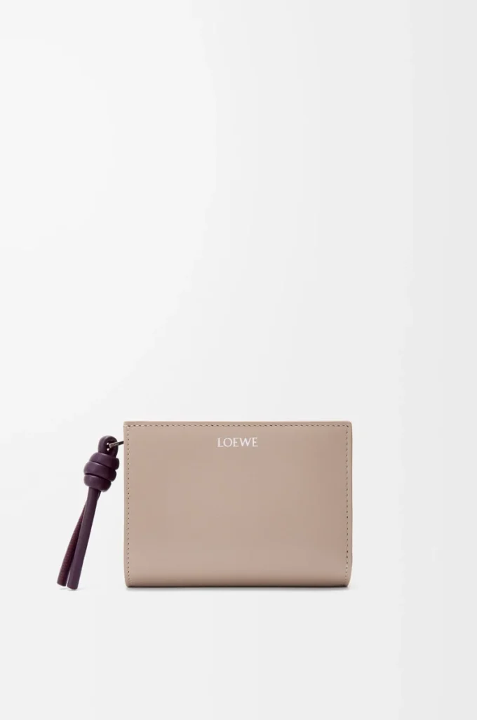 Knot compact wallet in shiny nappa calfskin Clay/Plum Knot compact wallet in shiny nappa calfskin Clay/Plum