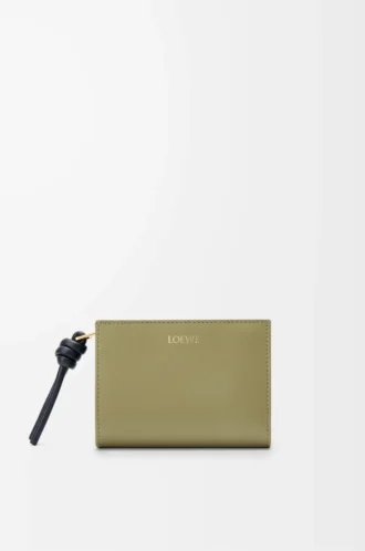 Knot compact wallet in shiny nappa calfskin Eucalyptus/Deep Navy