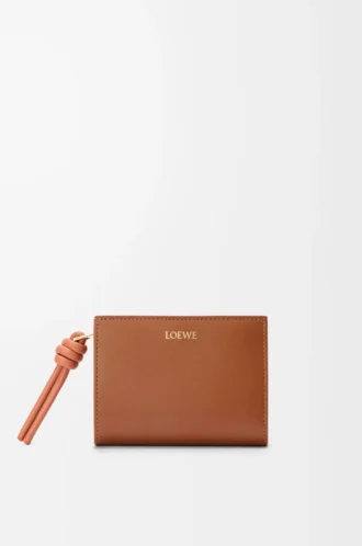 Knot compact wallet in shiny nappa calfskin Tan/Papaya