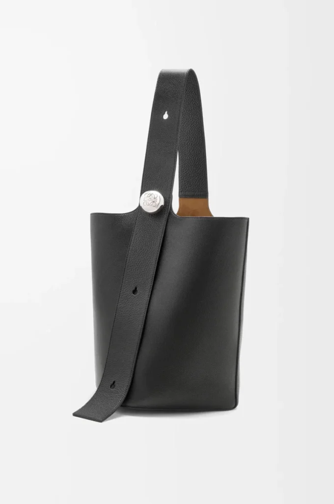 Large Pebble bucket in supple grained calfskin Black