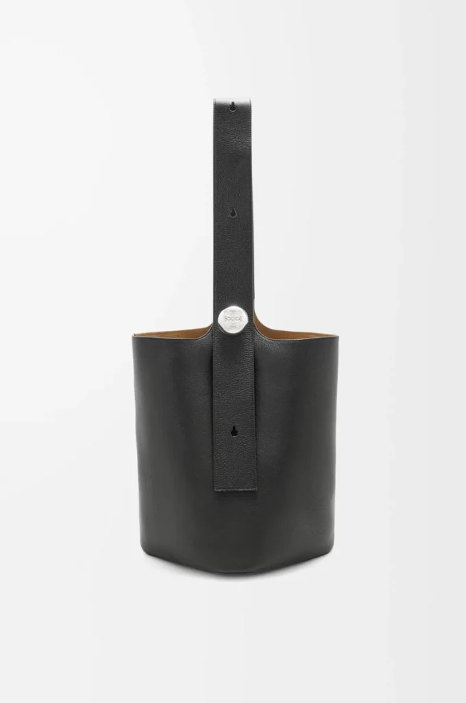 Large Pebble bucket in supple grained calfskin Black