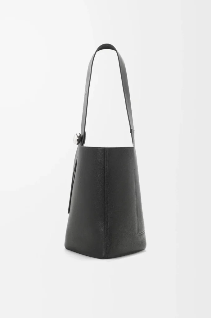 Large Pebble bucket in supple grained calfskin Black
