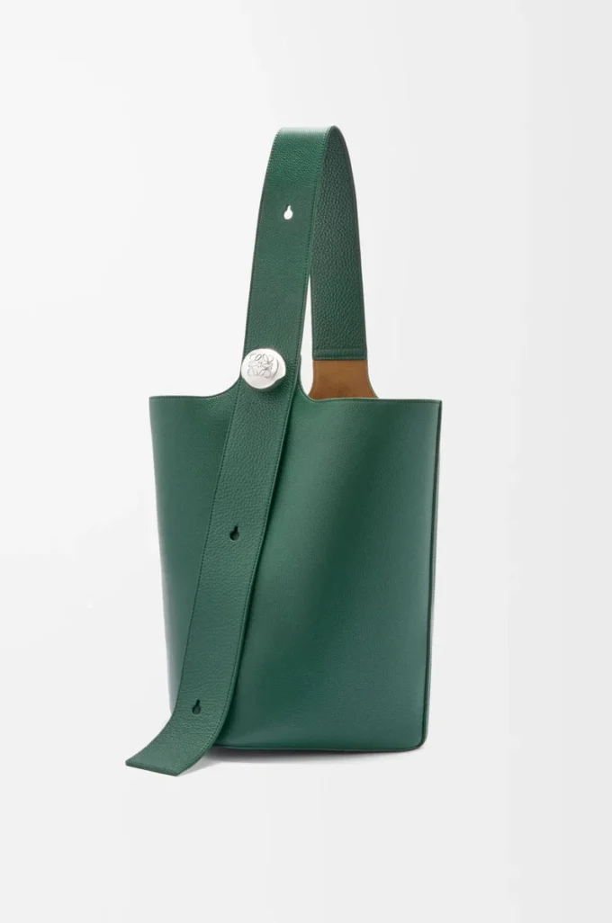 Large Pebble bucket in supple grained calfskin Evergreen