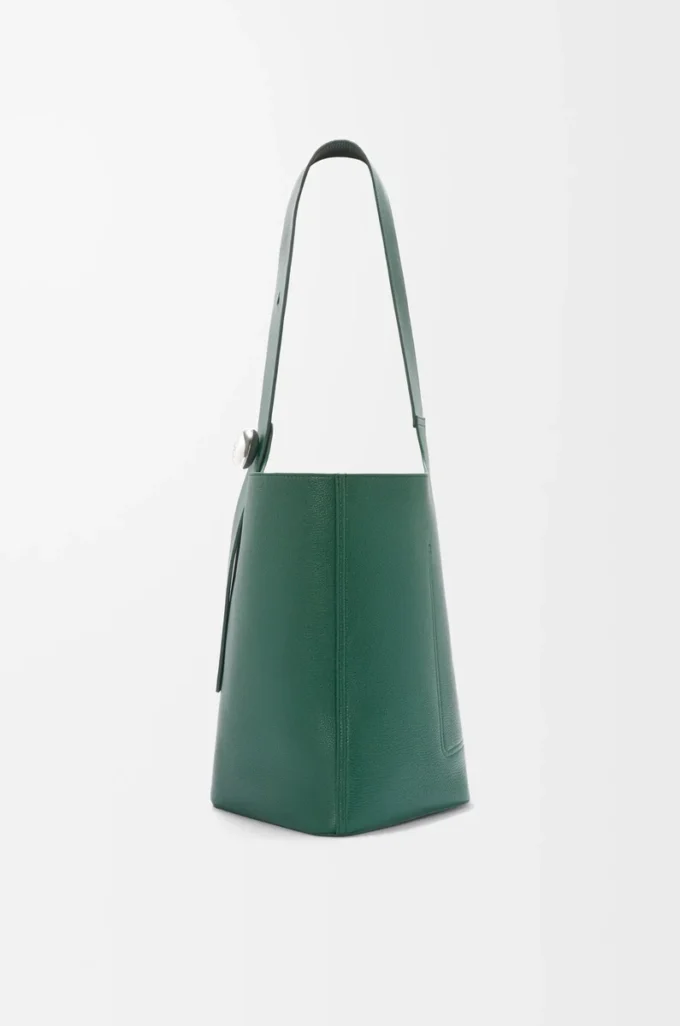 Large Pebble bucket in supple grained calfskin Evergreen
