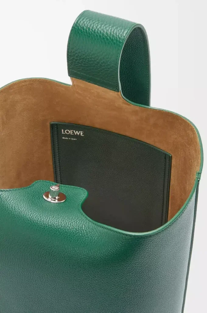 Large Pebble bucket in supple grained calfskin Evergreen