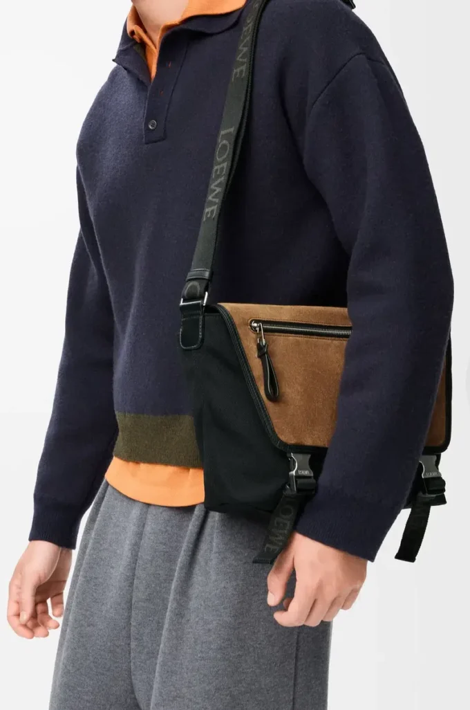 Medium Flex messenger in canvas and suede Black/Dark Gold Medium Flex messenger in canvas and suede Black/Dark Gold