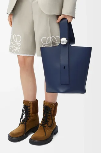 Medium Pebble bucket in smooth calfskin Abyss Blue