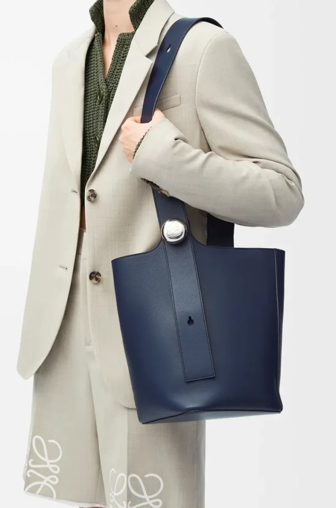 Medium Pebble bucket in smooth calfskin Abyss Blue