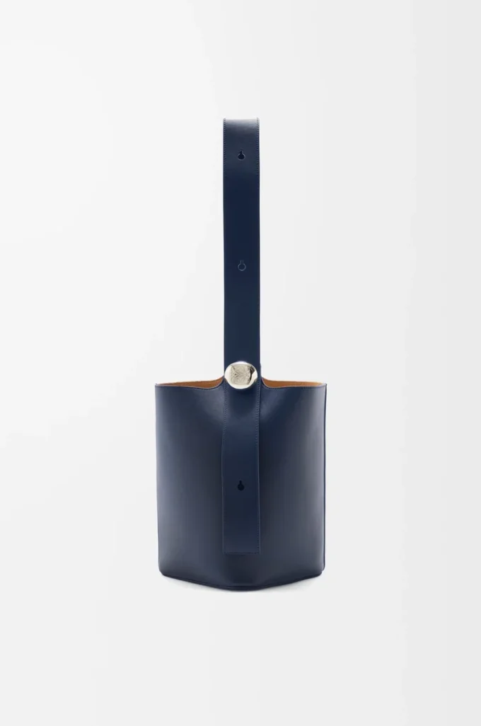 Medium Pebble bucket in smooth calfskin Abyss Blue
