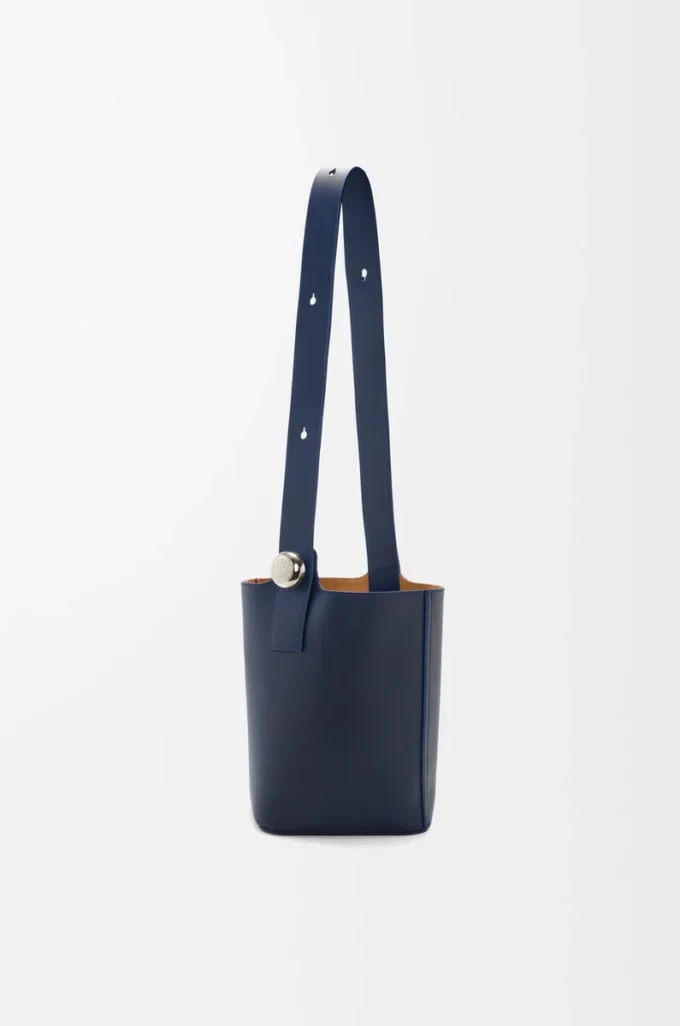 Medium Pebble bucket in smooth calfskin Abyss Blue