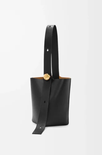 Medium Pebble bucket in smooth calfskin Black