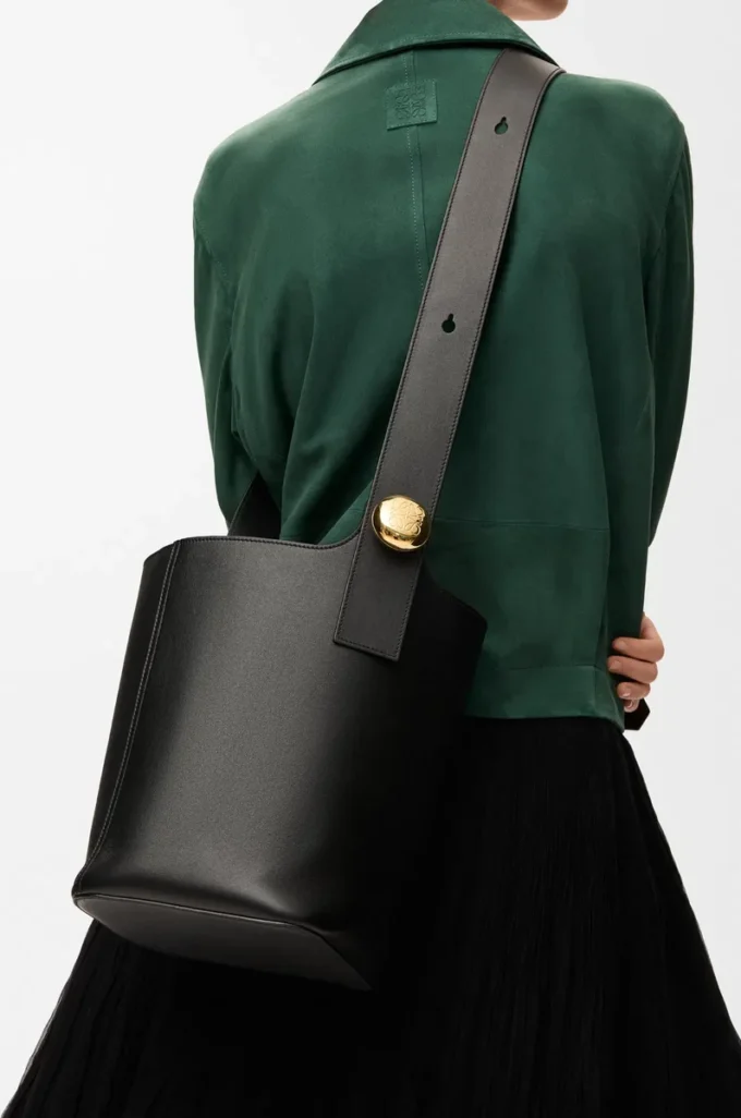Medium Pebble bucket in smooth calfskin Black