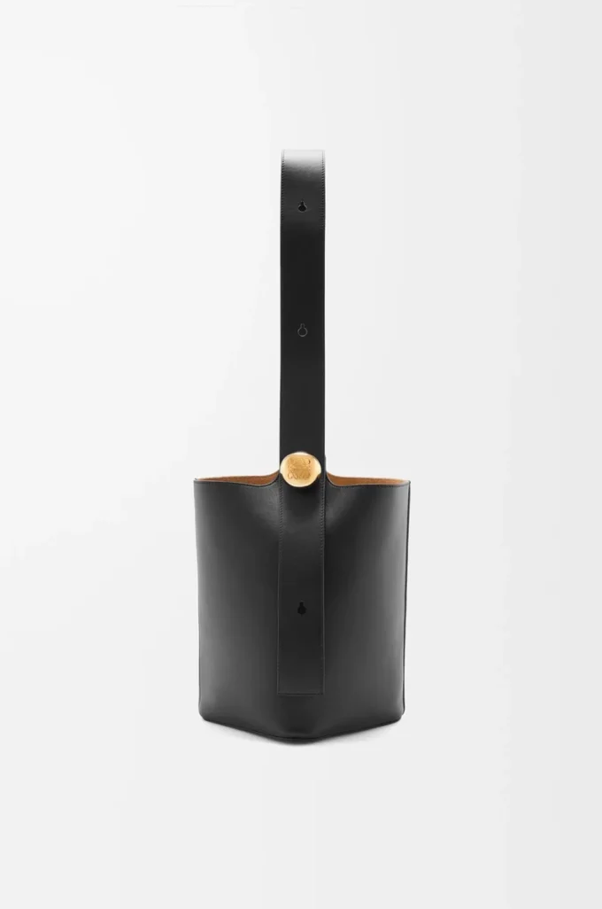 Medium Pebble bucket in smooth calfskin Black