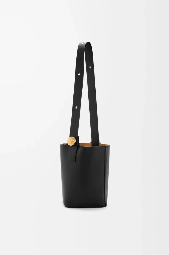Medium Pebble bucket in smooth calfskin Black