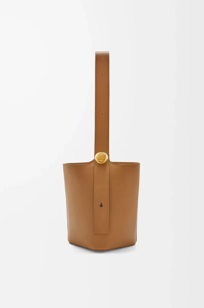Medium Pebble bucket in smooth calfskin Oak