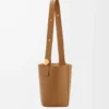 Medium Pebble bucket in smooth calfskin Oak