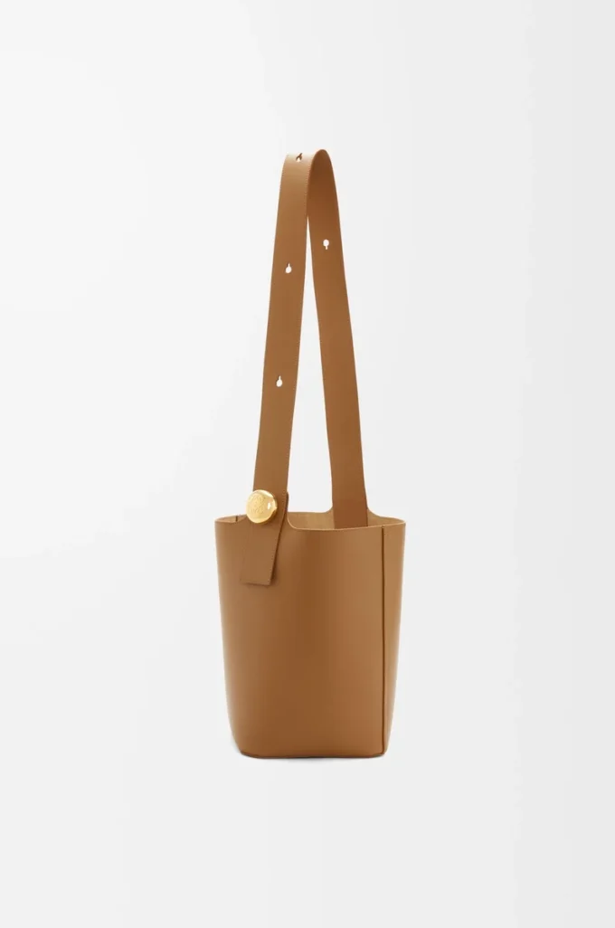 Medium Pebble bucket in smooth calfskin Oak