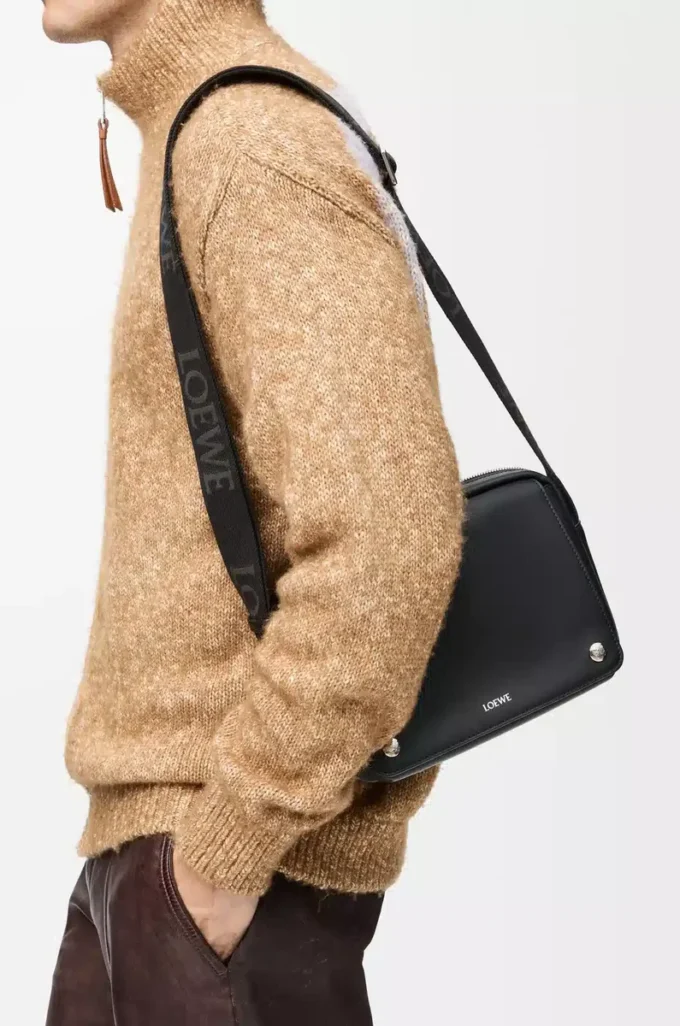 Medium Pebble messenger bag in smooth calfskin Black