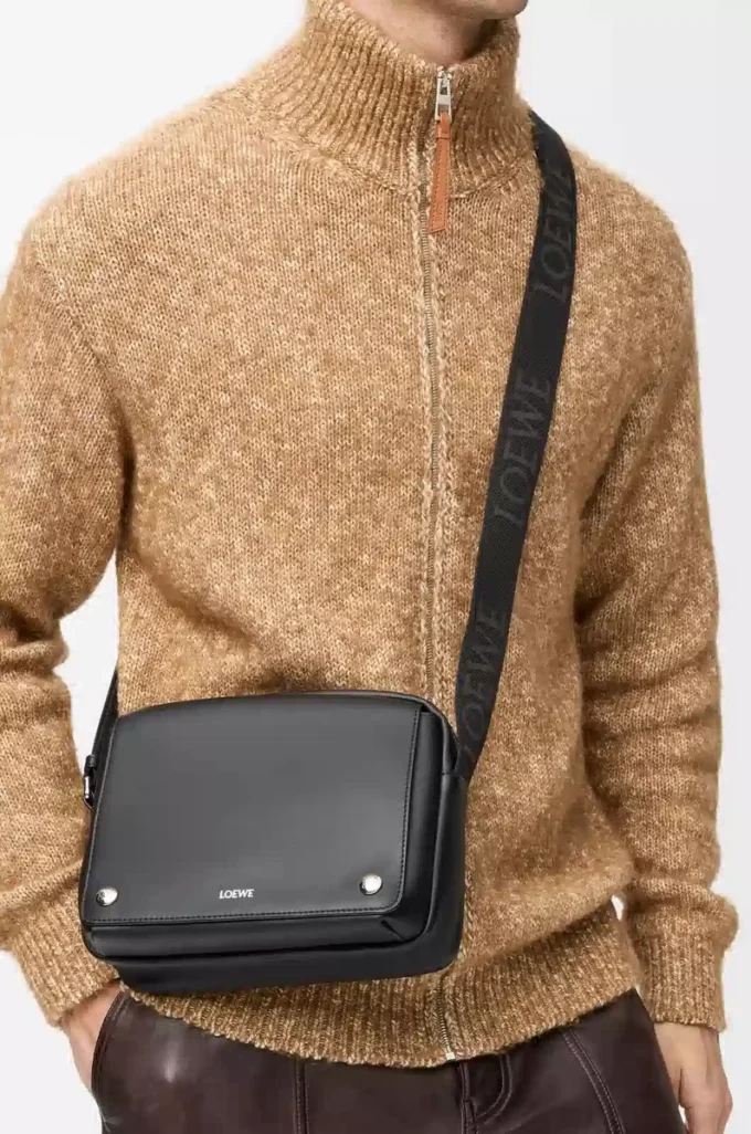 Medium Pebble messenger bag in smooth calfskin Black