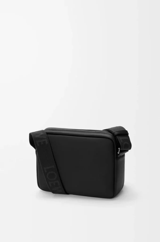 Medium Pebble messenger bag in smooth calfskin Black