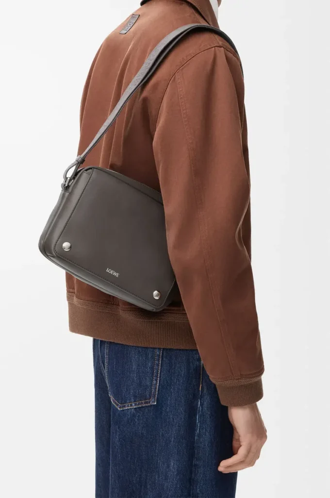 Medium Pebble messenger bag in smooth calfskin Dark Grey