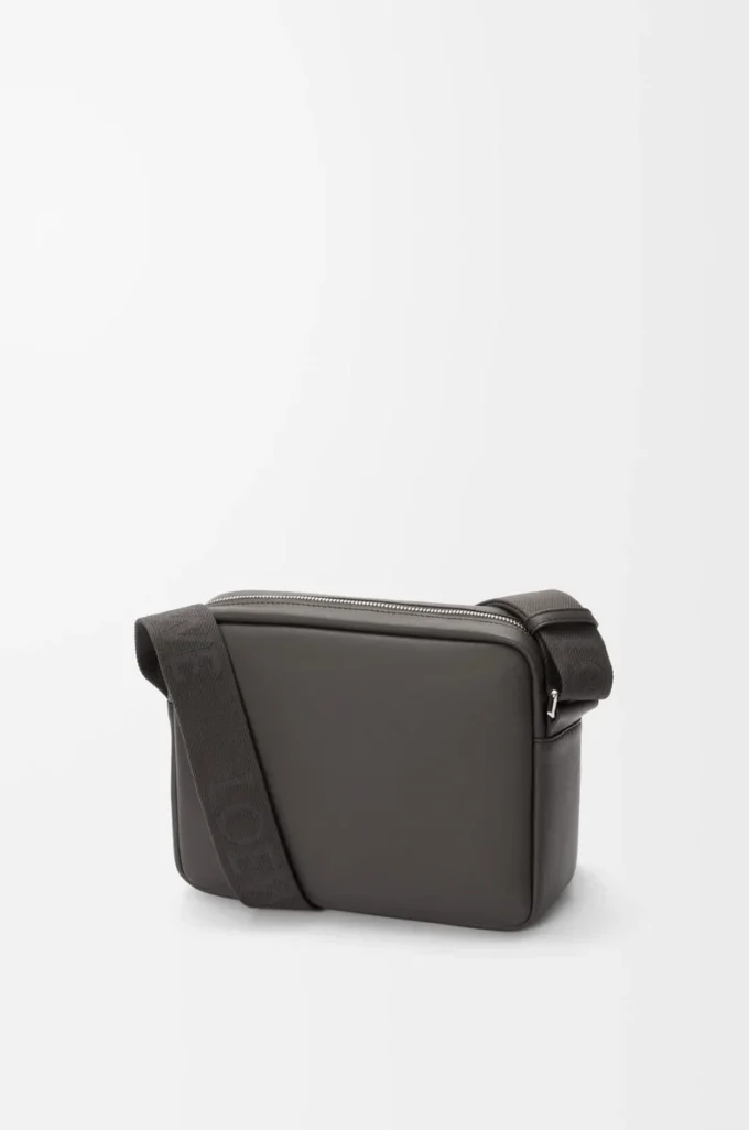 Medium Pebble messenger bag in smooth calfskin Dark Grey