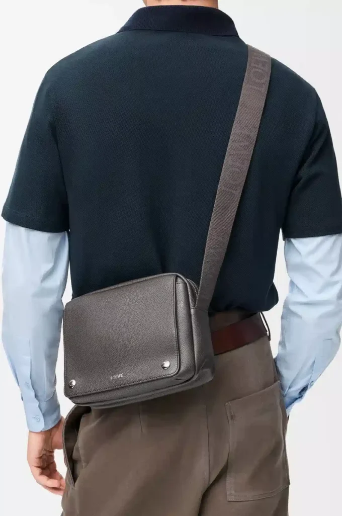 Medium Pebble messenger bag in supple grained calfskin Dark Grey