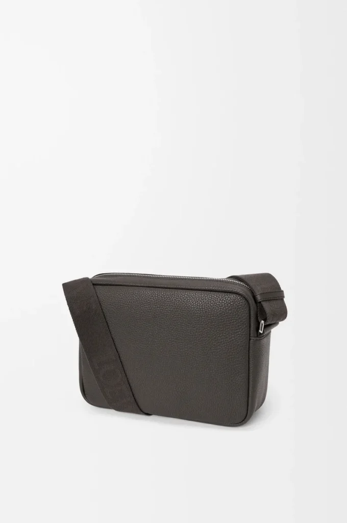 Medium Pebble messenger bag in supple grained calfskin Dark Grey