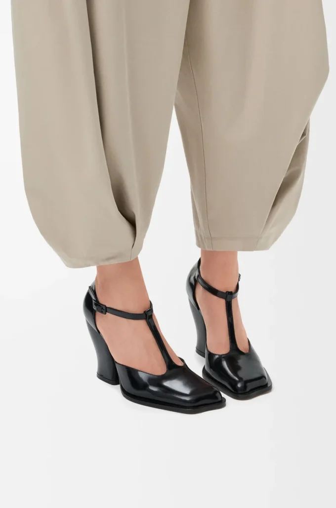Onda T-bar pump in brushed calfskin Black