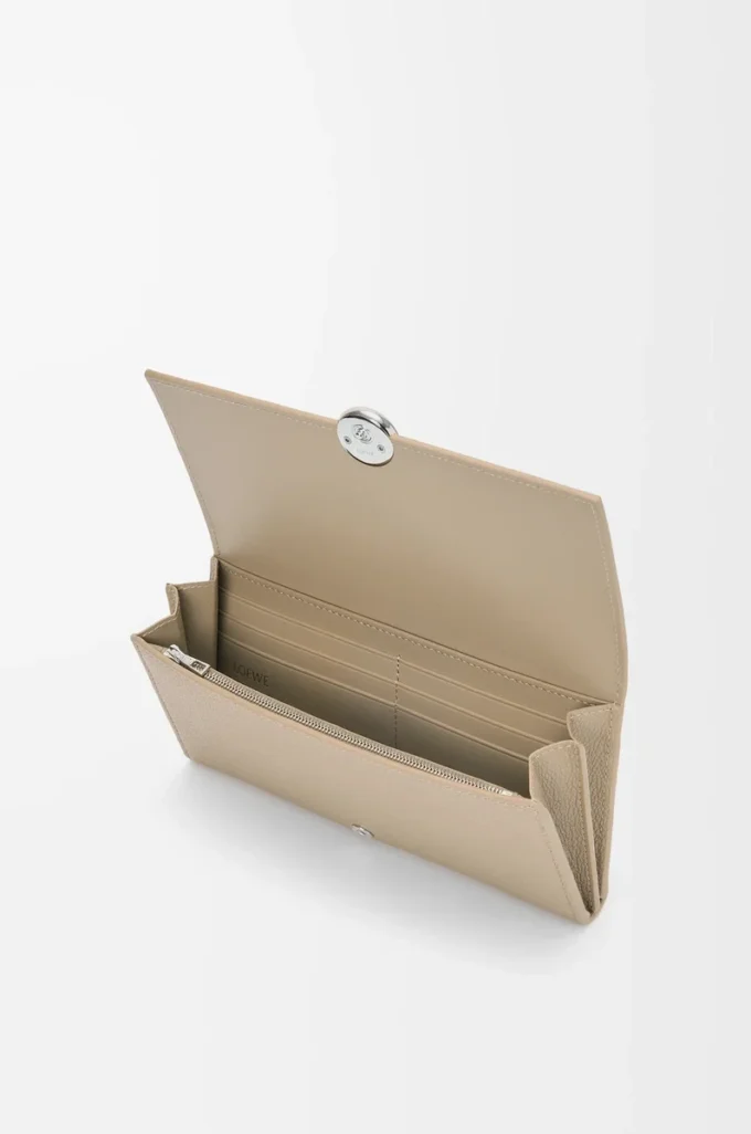 Pebble continental wallet in mini grain calfskin Clay