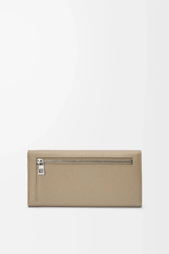 Pebble continental wallet in mini grain calfskin Clay