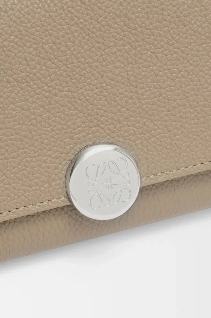 Pebble continental wallet in mini grain calfskin Clay