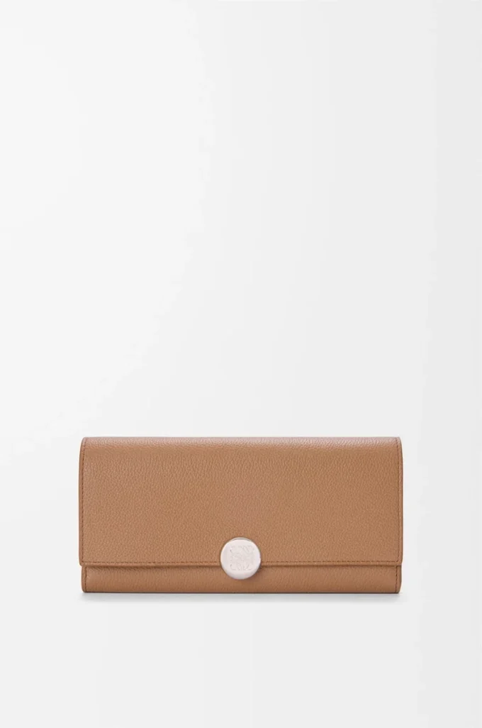 Pebble continental wallet in mini grain calfskin Mocha