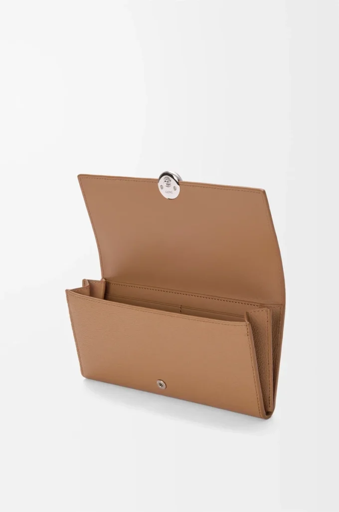 Pebble continental wallet in mini grain calfskin Mocha