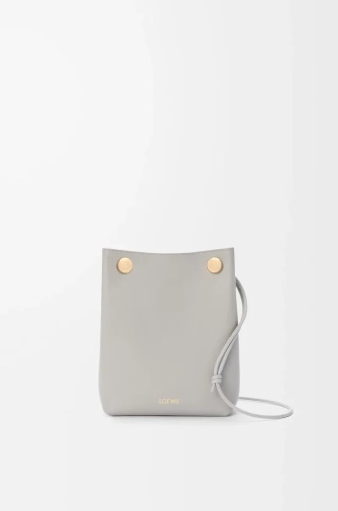 Pebble pouch in smooth calfskin Shell Grey