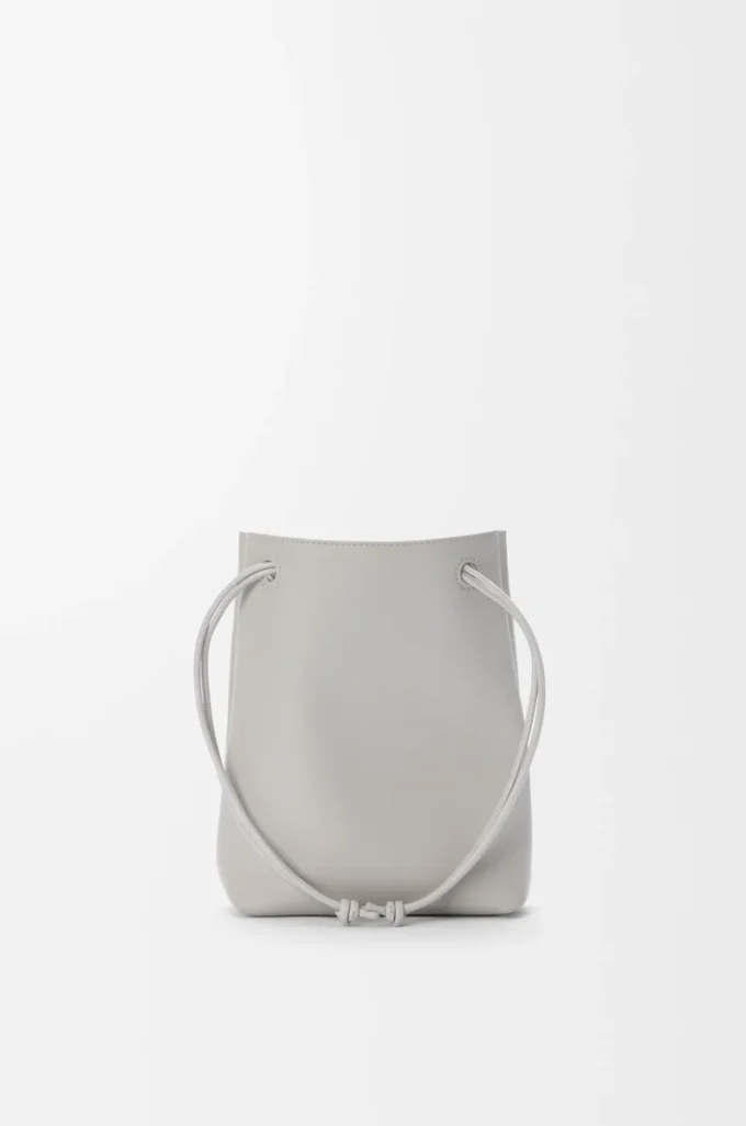 Pebble pouch in smooth calfskin Shell Grey