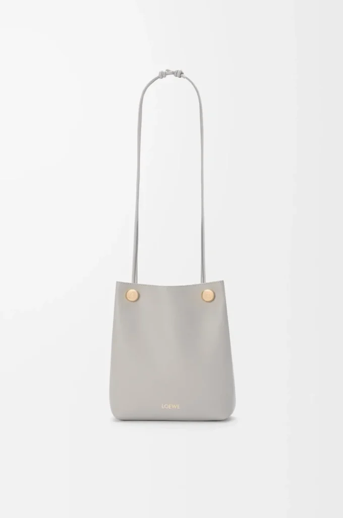Pebble pouch in smooth calfskin Shell Grey