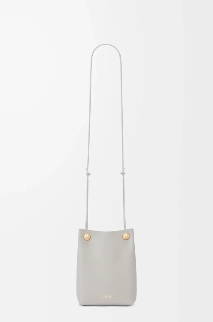 Pebble pouch in smooth calfskin Shell Grey