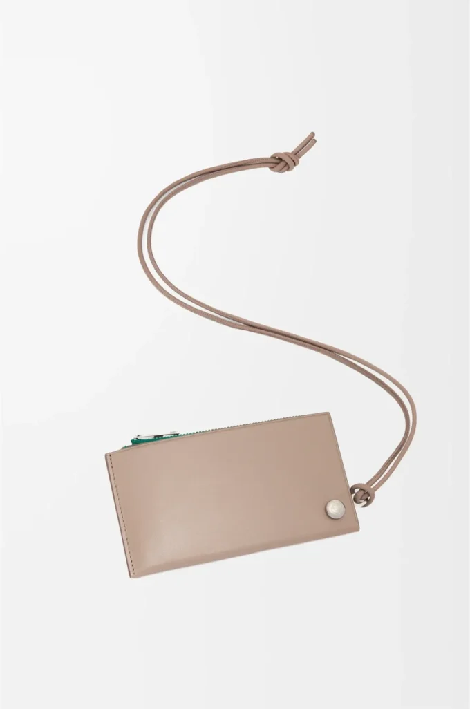Pebble Slider coin cardholder in shiny nappa calfskin Sand/Tropical Green